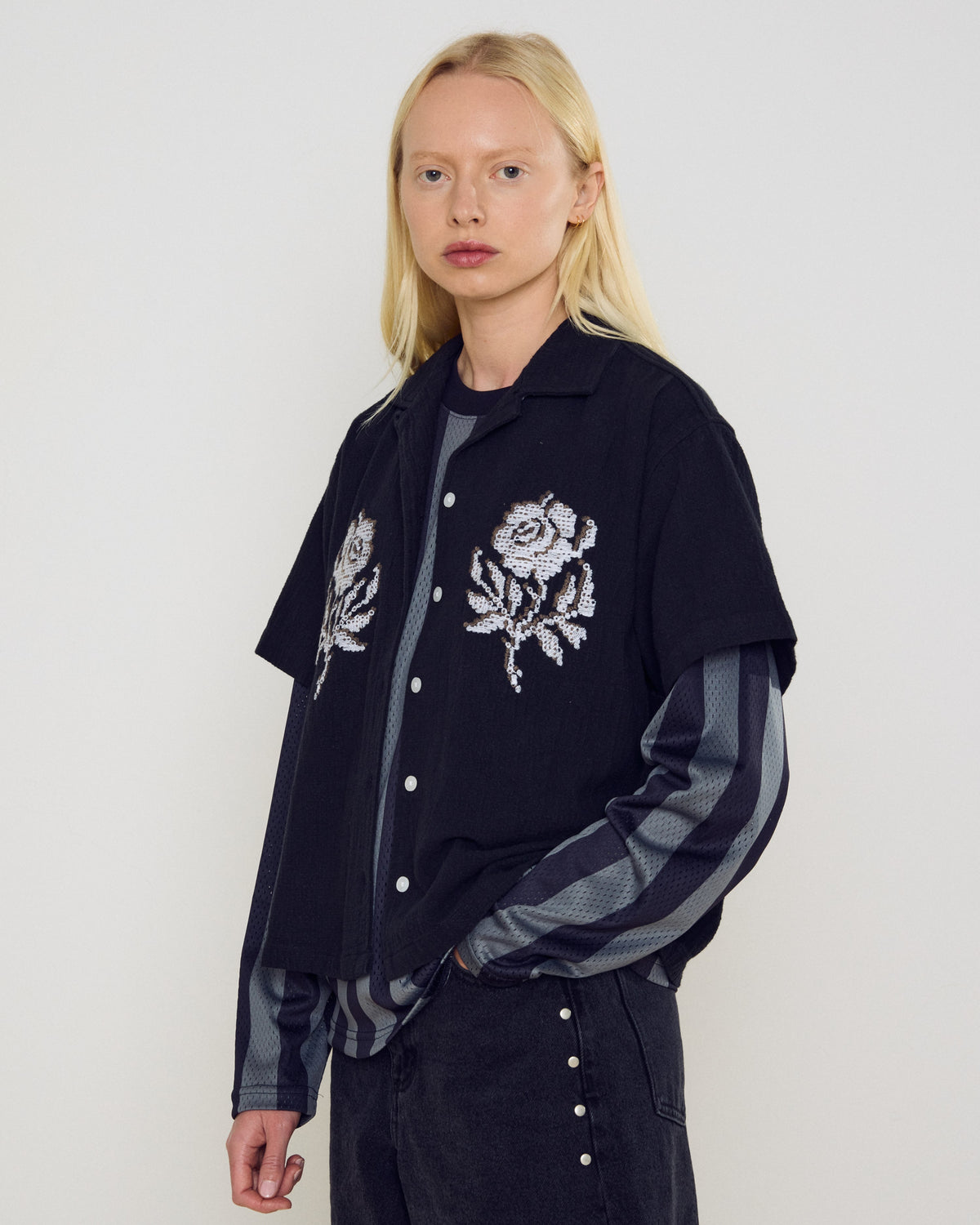 ROSES EMBELLISHED SS SHIRT - OFF BLACK