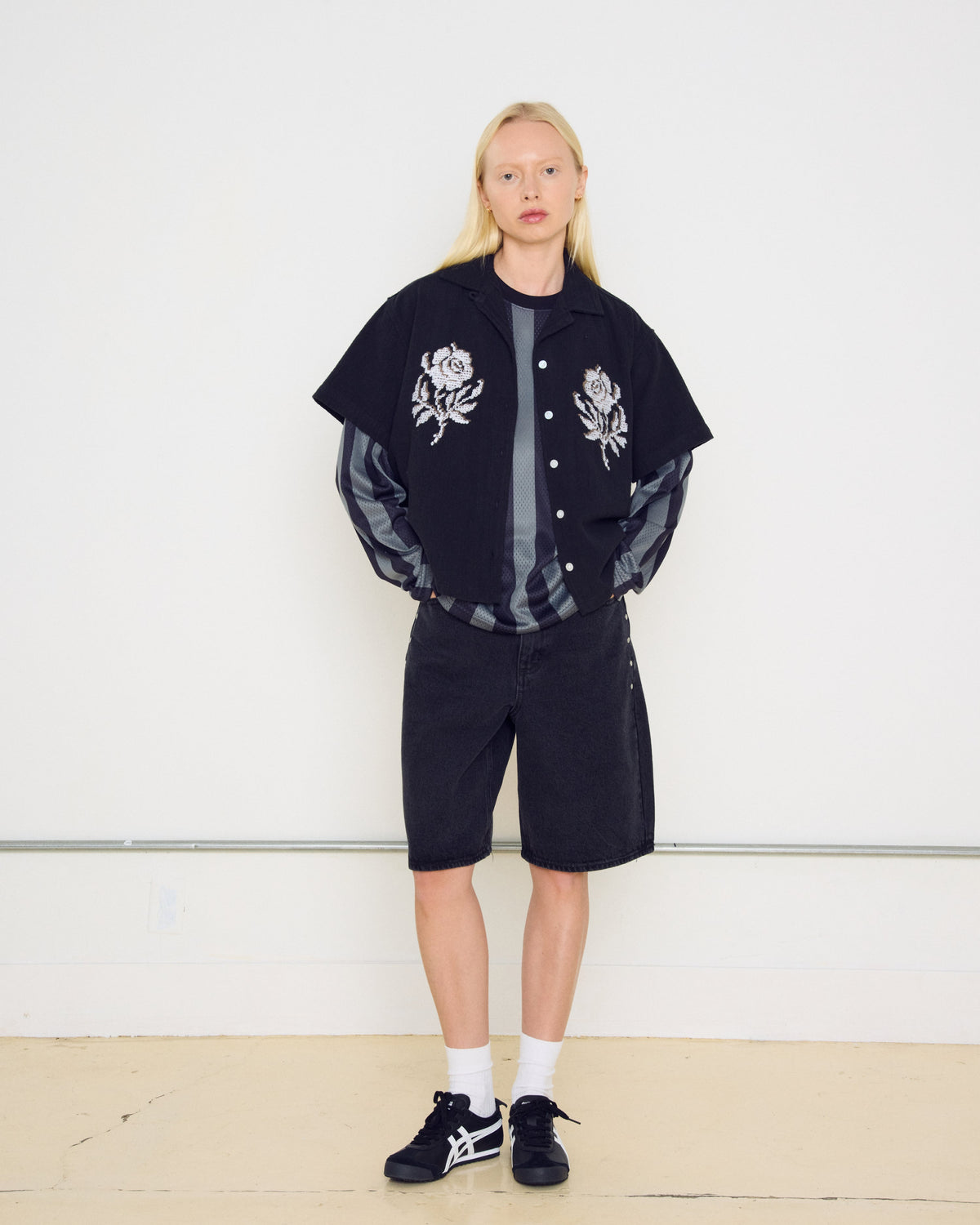 ROSES EMBELLISHED SS SHIRT - OFF BLACK